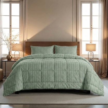 Ein sauber verarbeitetes Zelesta Wonderbed 4 Seasons Double - Olive Stitches mit einer hellgrün gemusterten Bettdecke und zwei Kissen steht zwischen passenden Nachttischen und Lampen in einem sanft beleuchteten Schlafzimmer mit hohen Fenstern.