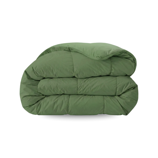 Eine gefaltete Zelesta Wonderbed - Timeless Green Mikrofaser-Bettdecke mit sichtbaren Nähten vor einem schlichten weißen Hintergrund.