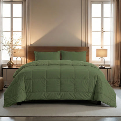 Ein sauber verarbeitetes Zelesta Wonderbed 4 Seasons Double - Timeless Green mit passender grüner Bettdecke und Kissen befindet sich in der Mitte zwischen Fenstern mit beigen Vorhängen - ideal für Komfort und Stil zu jeder Jahreszeit.