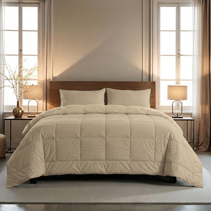 Ein Zelesta Wonderbed 4 Seasons Double in Warm Sand, hübsch gemacht mit einer beigen Bettdecke und zwei Kissen, sitzt in der Mitte zwischen zwei Fenstern, flankiert von passenden Nachttischen und Lampen auf jeder Seite.