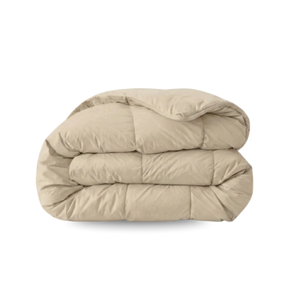 Das Zelesta Wonderbed - Warm Sand ist ordentlich gefaltet mit einem Steppmuster vor einem schlichten weißen Hintergrund abgebildet.