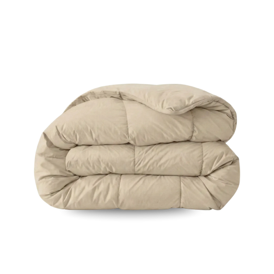 Das Zelesta Wonderbed - Warm Sand ist ordentlich gefaltet mit einem Steppmuster vor einem schlichten weißen Hintergrund abgebildet.