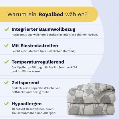 Infografik mit fünf Vorteilen der Royalbed Baumwolle - Spring Buds Bettdecke: Baumwollbezug, Einsteckstreifen, hypoallergen, temperaturregulierend - perfekt für Allergiker. Daneben ein Bett mit grauer Bettwäsche.