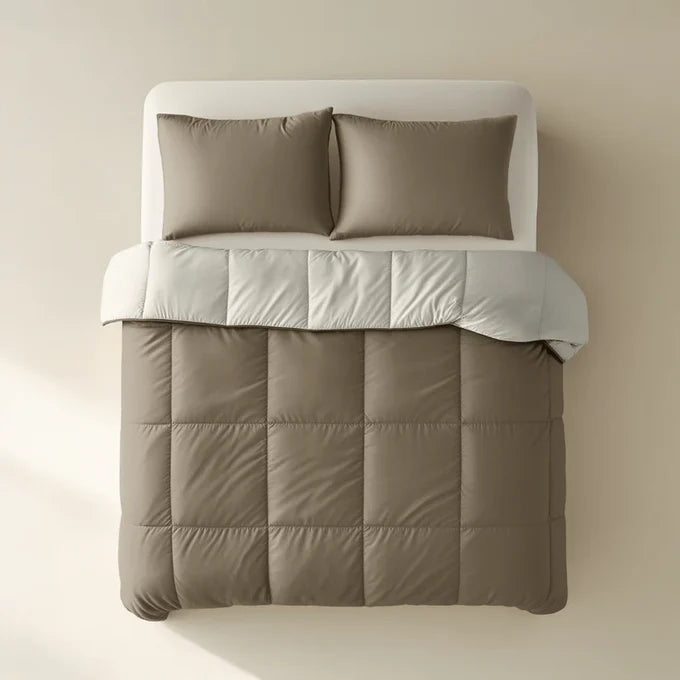 Draufsicht auf eine Bettdecke ohne Bezug auf einem bezogenen Bett