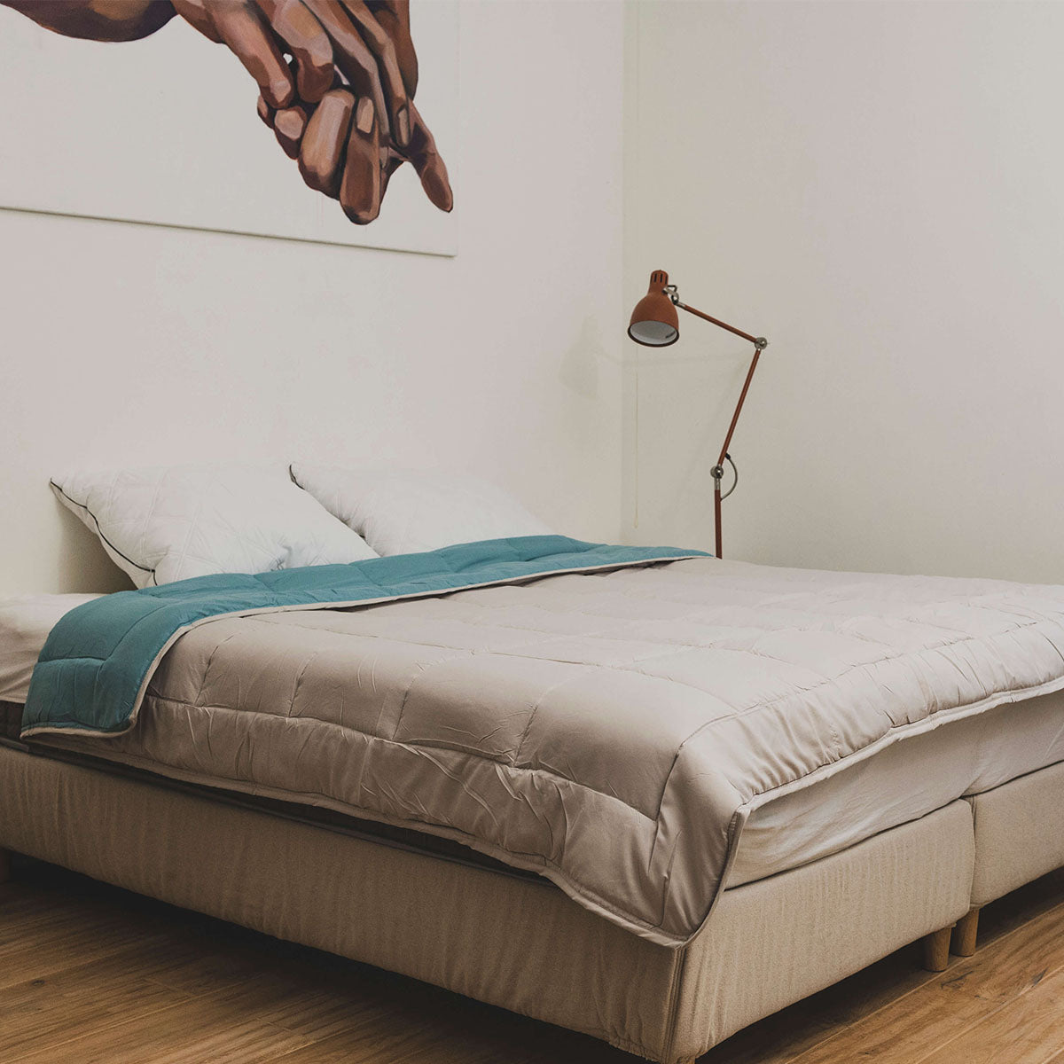 Zelesta Easybed Light Schlafzimmer mit zweiseitiger Bettdecke Sommer